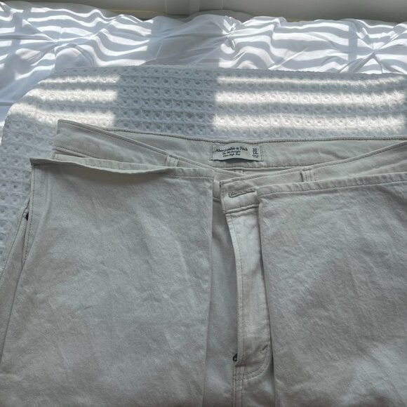 Abercrombie & Fitch The 90'2 Straight Ultra High Rise Jeans Sz 14 - Picture 3 of 5